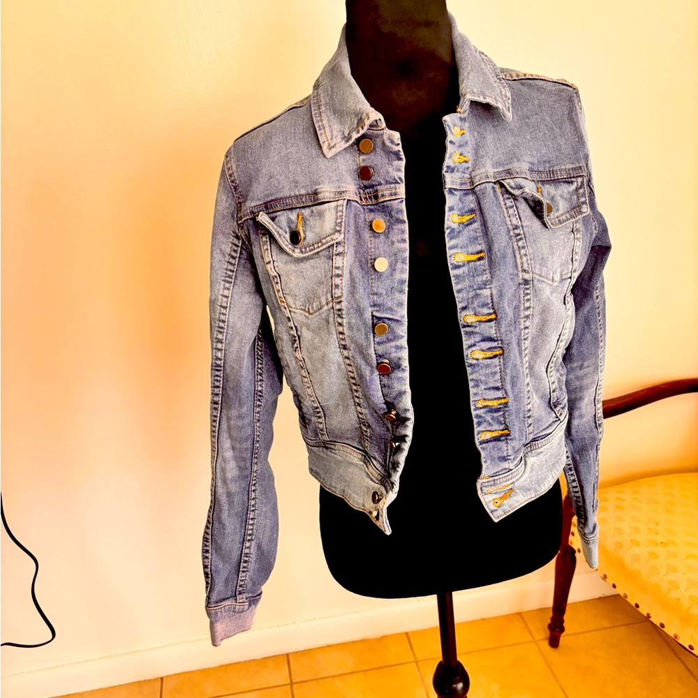 Chelsea & violet jean jacket size small in good used condition.